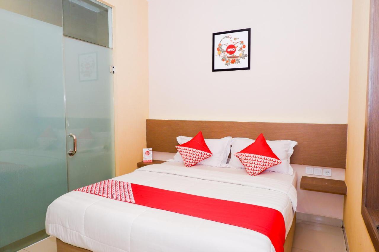 Oyo 379 Grand Mundu Hotel Semarang Exterior photo