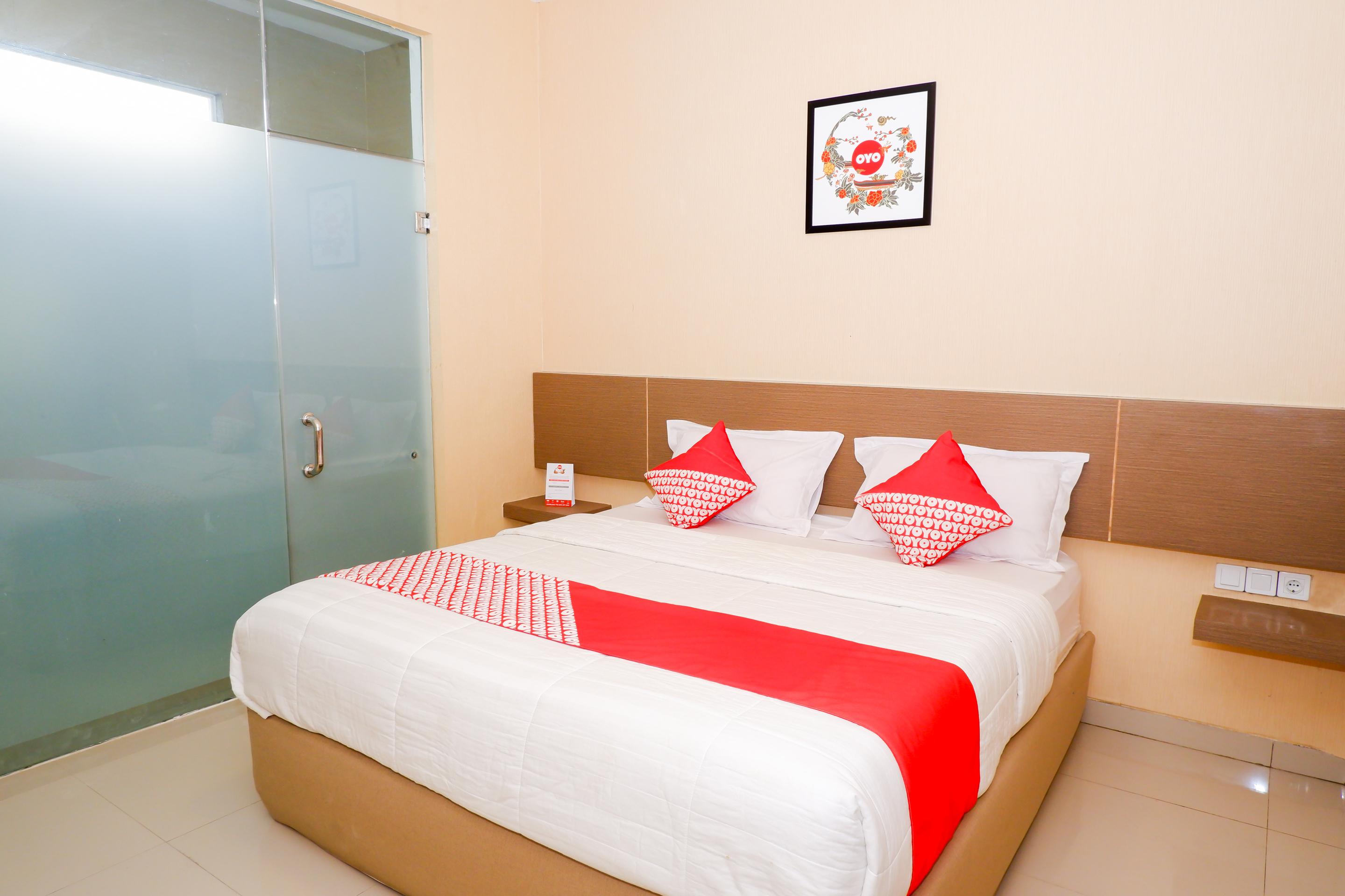 Oyo 379 Grand Mundu Hotel Semarang Exterior photo