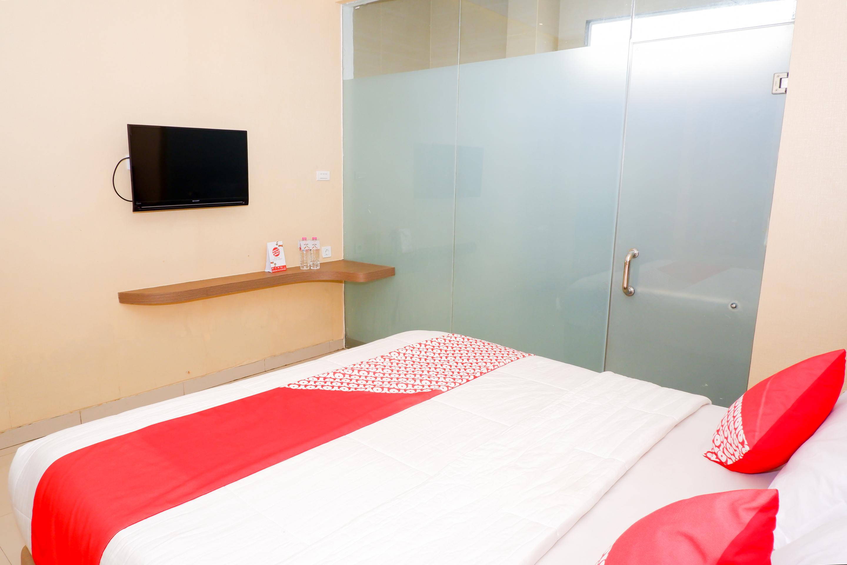 Oyo 379 Grand Mundu Hotel Semarang Exterior photo
