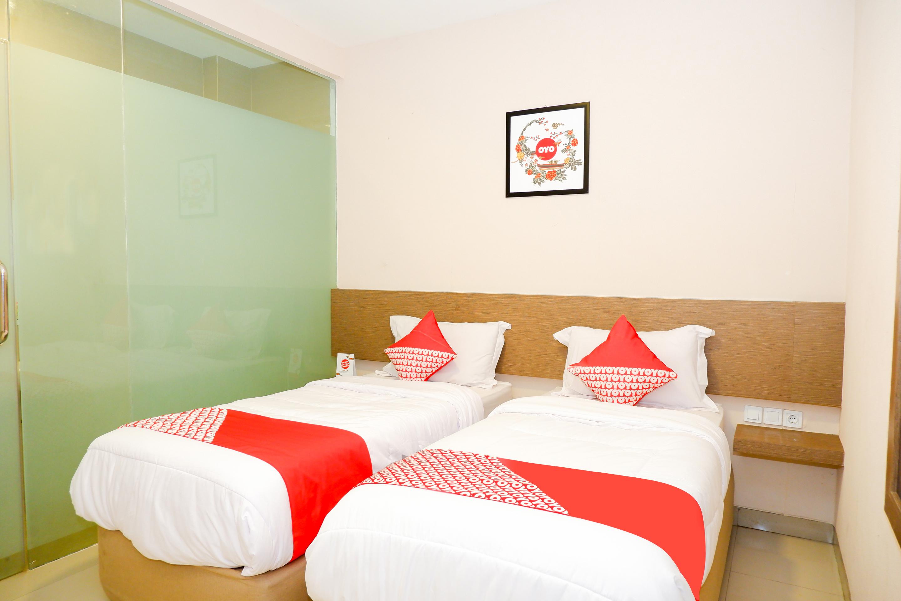 Oyo 379 Grand Mundu Hotel Semarang Exterior photo
