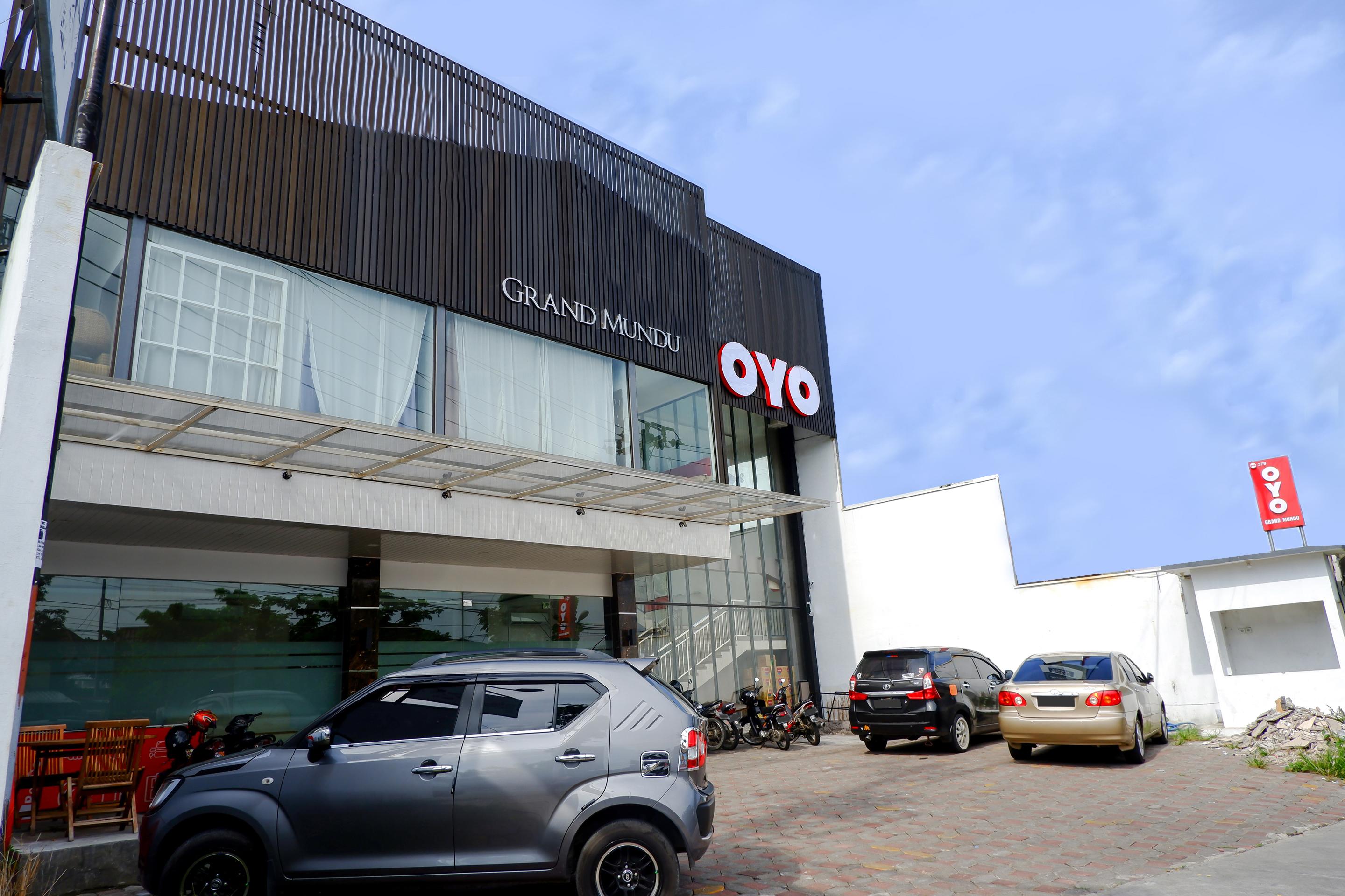 Oyo 379 Grand Mundu Hotel Semarang Exterior photo
