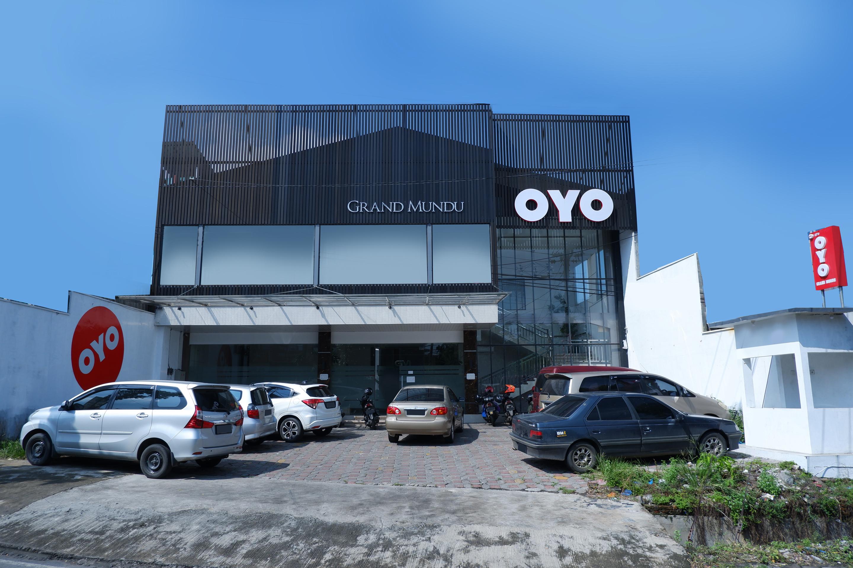 Oyo 379 Grand Mundu Hotel Semarang Exterior photo
