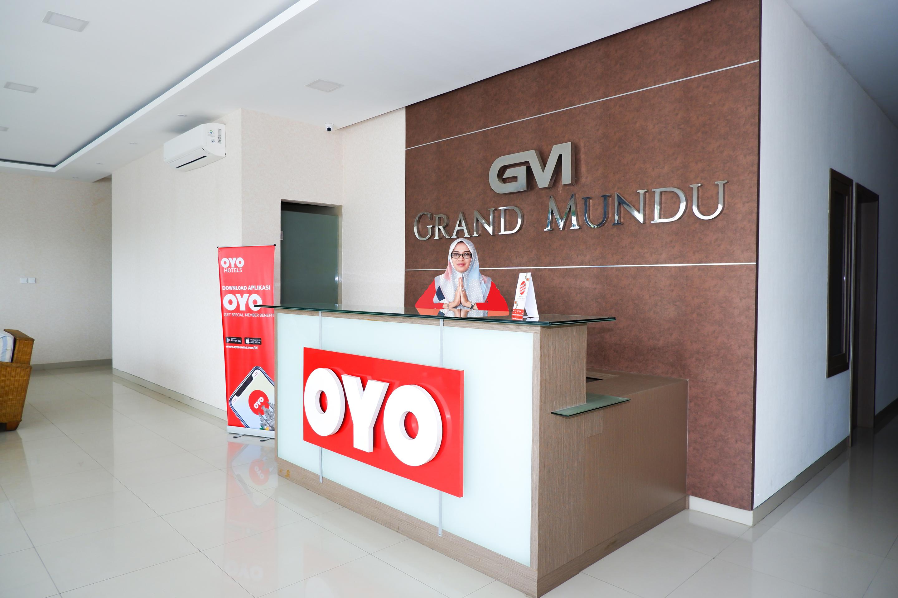 Oyo 379 Grand Mundu Hotel Semarang Exterior photo