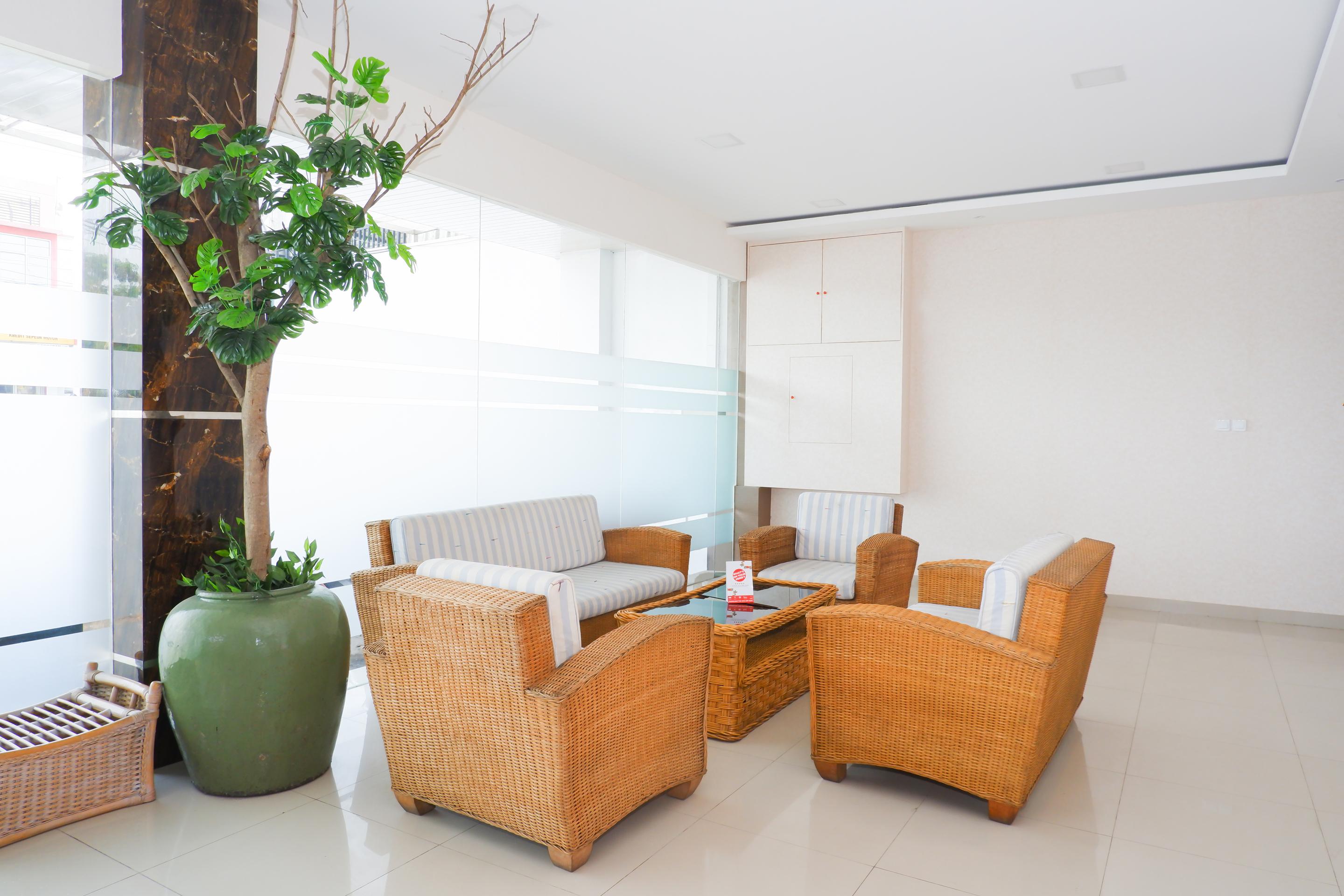 Oyo 379 Grand Mundu Hotel Semarang Exterior photo