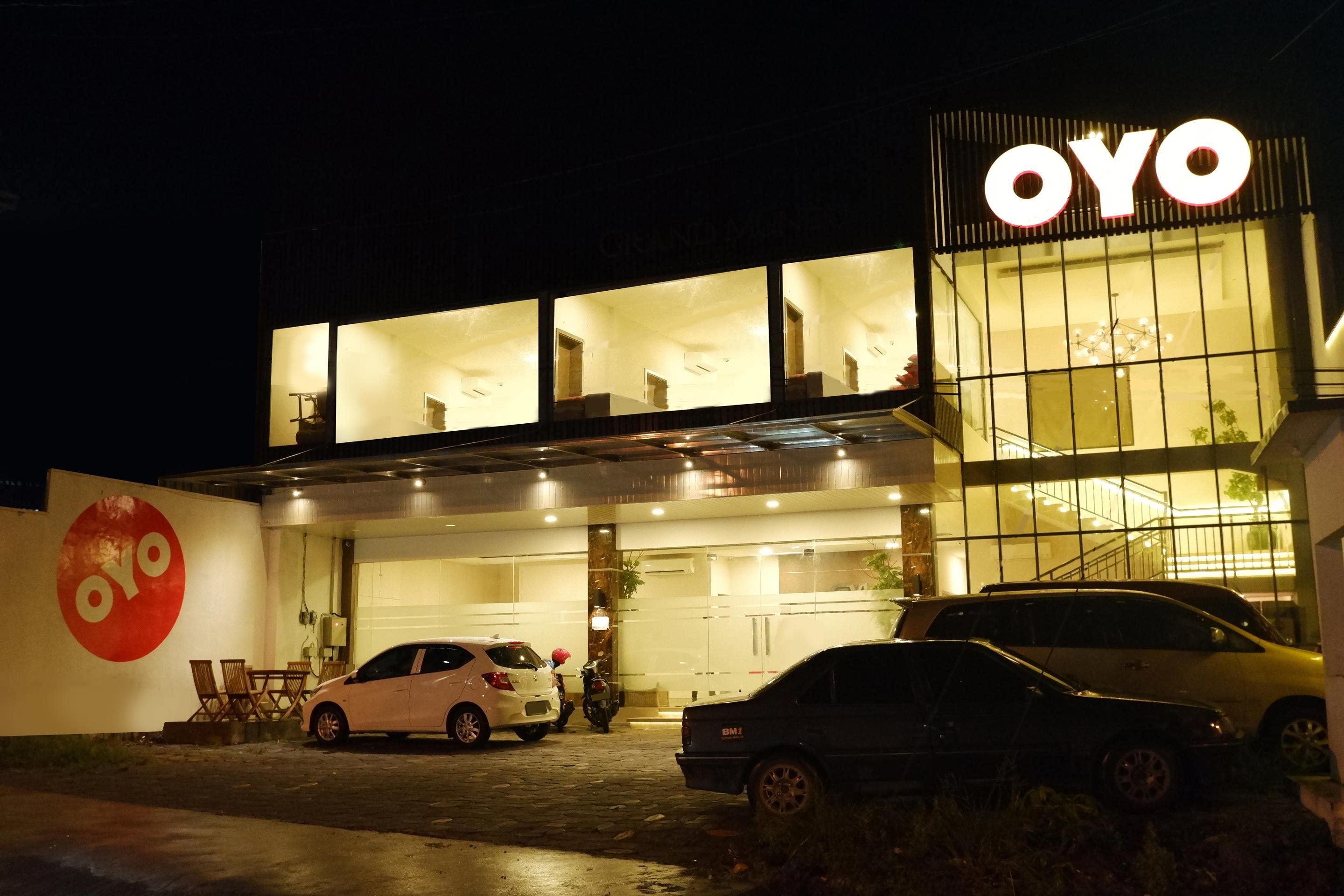 Oyo 379 Grand Mundu Hotel Semarang Exterior photo