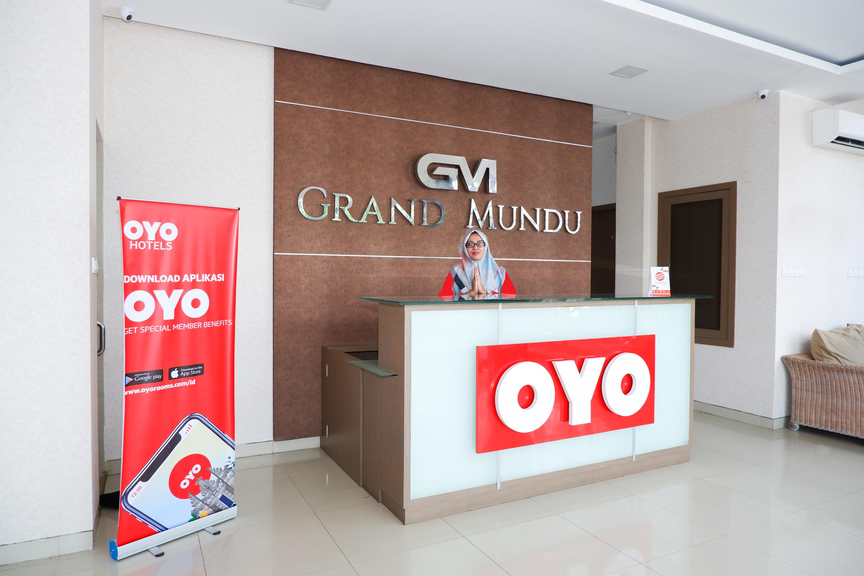 Oyo 379 Grand Mundu Hotel Semarang Exterior photo