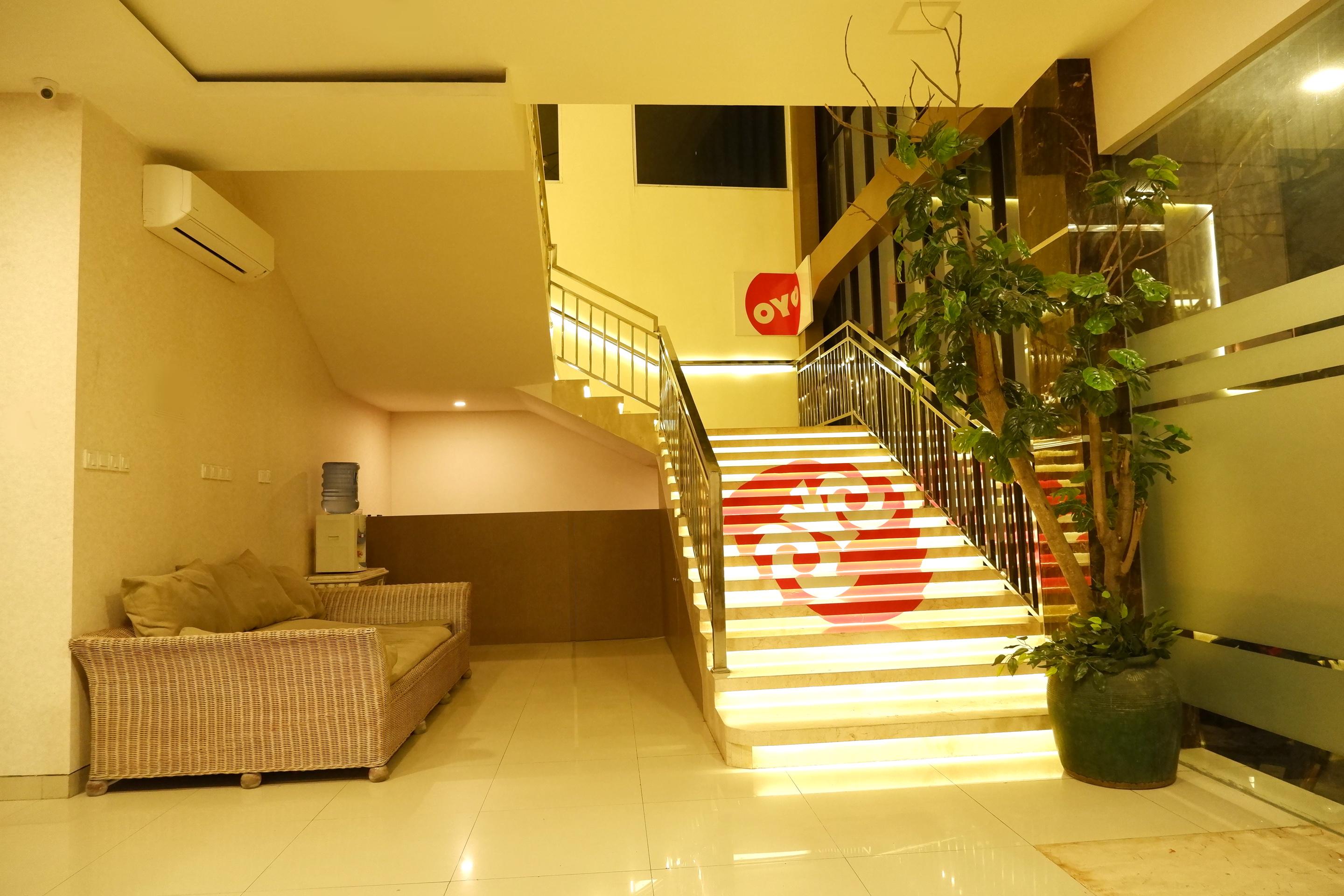 Oyo 379 Grand Mundu Hotel Semarang Exterior photo